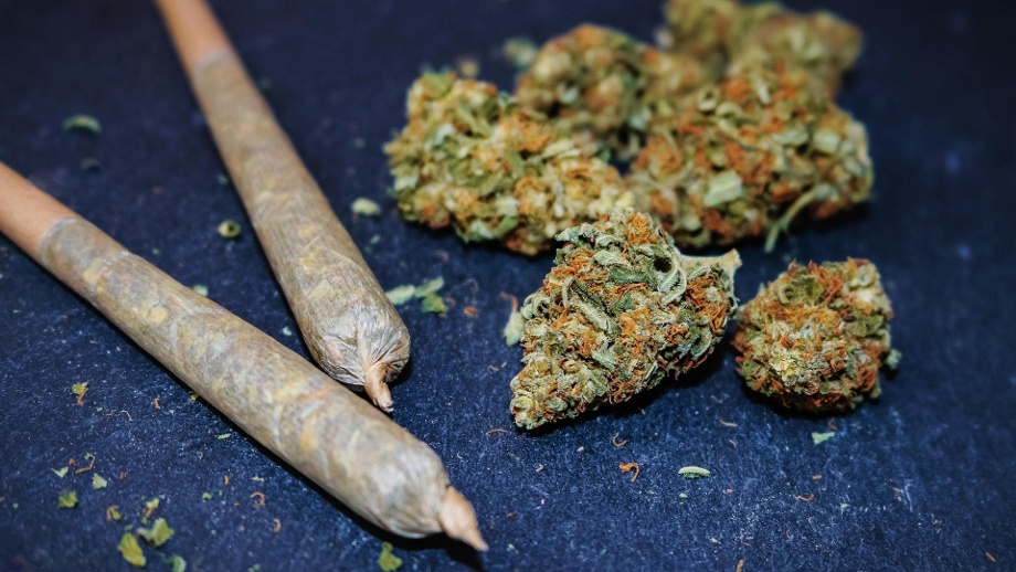 https://www.heyday.de/wp-content/uploads/2020/09/marihuana-die-getrockneten-blueten-der-cannabispflanze-koennen-als-joint-geraucht-werden-.jpg